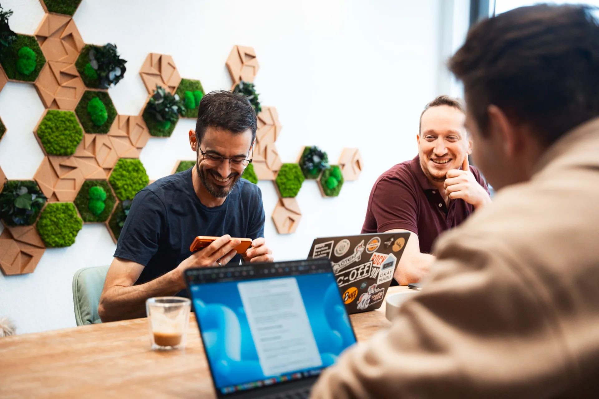 Das rackSPEED-Team in einer Besprechung — direkter Austausch, kurze Wege